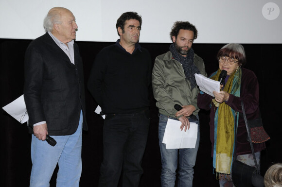 Michel Piccoli, Romain Goupil, Patrick Mille et Agnès Varda lors de la projection du film Hors jeu à Paris en soutien au réalisateur Jafar Panahi le 1er février 2011