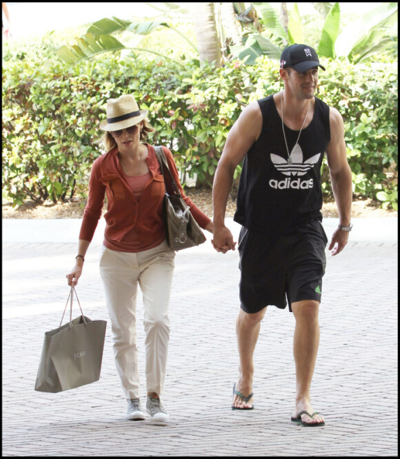 Dannii Minogue et son compagnon Kris Smith à Miami, le 2 février 2011.