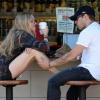 La ravissante Amanda Seyfried et le séduisant Ryan Phillippe affichent leur amour, chez Oaks Gourmet, à Los Feliz, le 28 janvier 2011.
