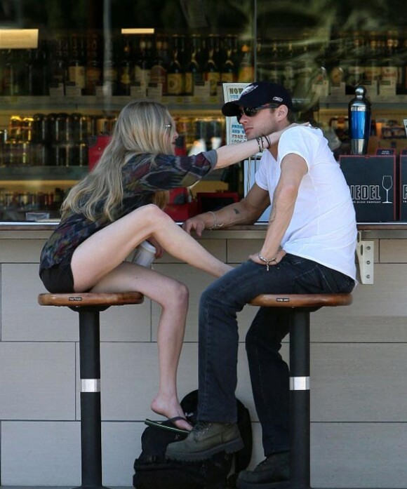 La ravissante Amanda Seyfried et le séduisant Ryan Phillippe affichent leur amour, chez Oaks Gourmet, à Los Feliz, le 28 janvier 2011.