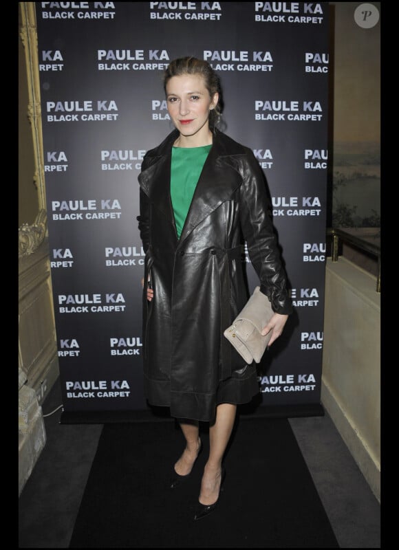 Caroline Ducey à la présentation de la collection Black Carpet de Paule Ka au Carmen à Paris, le 8 février 2011.