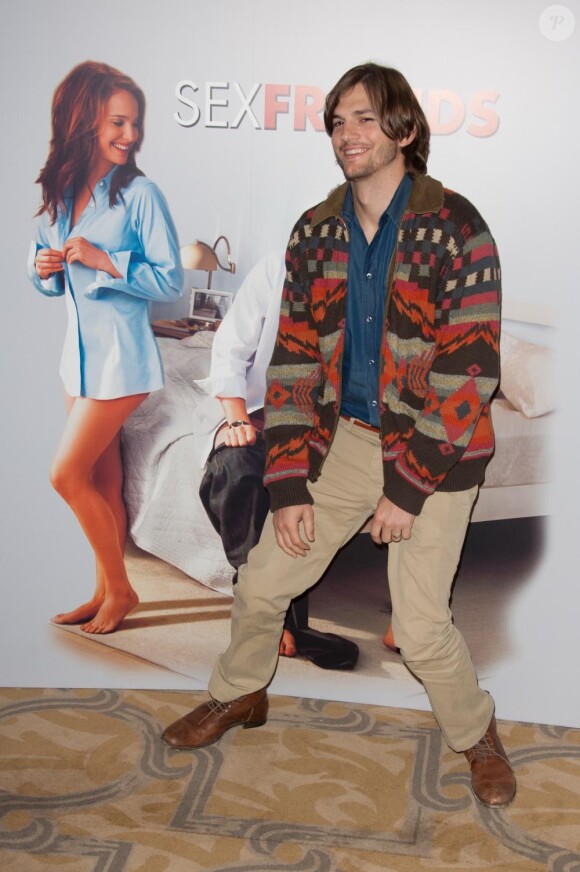 Ashton Kutcher assurant la promo de Sex Friends à Paris le 8 février 2011