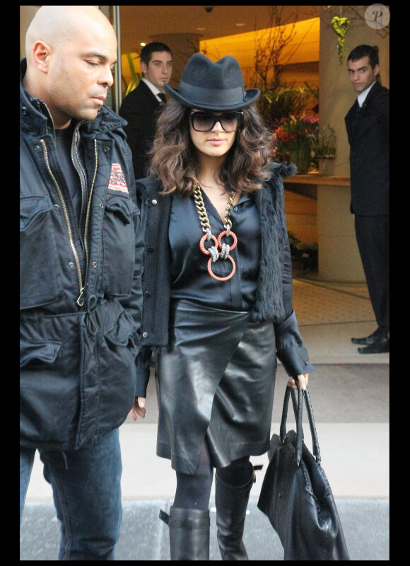Salma Hayek en pleine séance shopping à Paris le 8 février 2011
