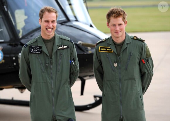 Prince William et Prince Harry à la base militaire de la RAF de Shawbury, le 18 juin 2009.