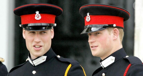 Prince William et Prince Harry avant de quitter la Sandhurst Royal Military Academy, le 12 avril 2006.