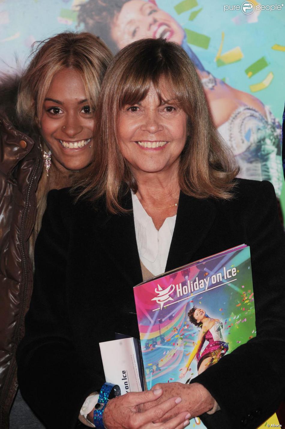 Chantal Goya Et Sa Petite Fille Samantha Lors Du Spectacle De Holiday On Ice A Paris Le 10 Fevrier 2011 Purepeople