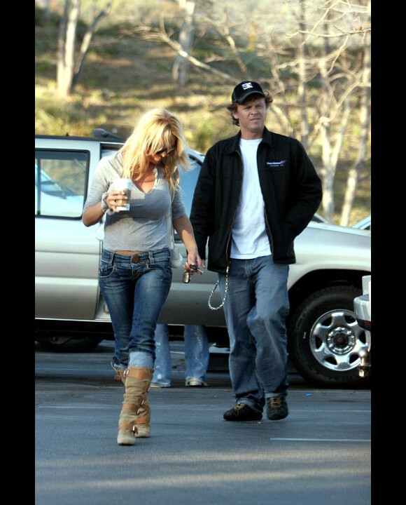 Pamela Anderson et son ex-boyfriend Laurence Hallier à Malibu en mars 2006