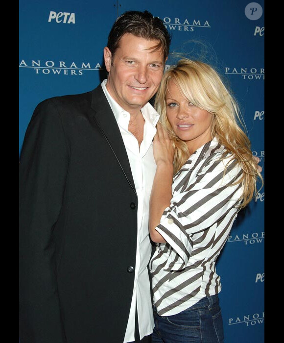 Pamela Anderson pose avec son ex-boyfriend Laurence Hallier à Las Vegas en avril 2006
