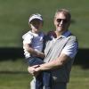 Kevin Costner et son fils Cayden, 4 ans et demi, lors d'un tournoi de golf à Pebble Beach, le 9  février 2011