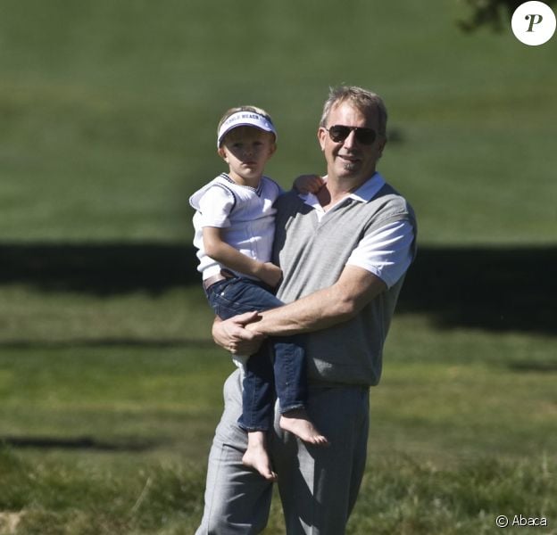 Kevin Costner et son fils Cayden, 4 ans et demi, lors d'un tournoi de golf à Pebble Beach, le 9  février 2011