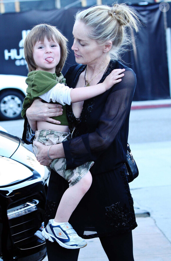 Sharon Stone et son fils Quinn dans les rues de Los Angeles, le 12 février 2011