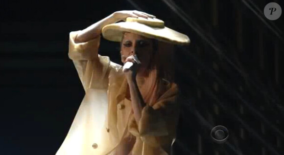 Lady Gaga chantant Born this Way aux Grammy Awards à Los Angeles, le 13 février 2011