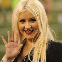 Christina Aguilera enchaîne les catastrophes et chute aux Grammy Awards !