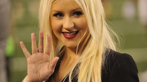 Christina Aguilera enchaîne les catastrophes et chute aux Grammy Awards !