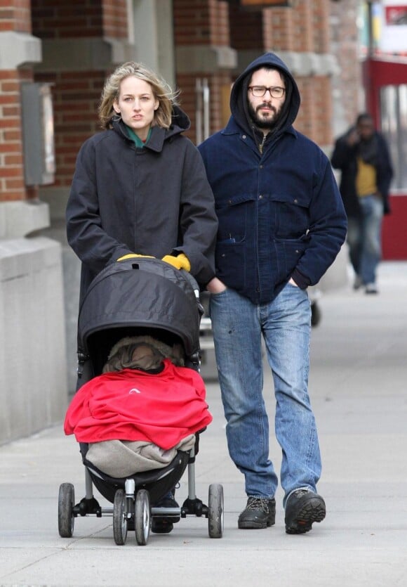 Leelee Sobieski se promène avec son mari Adam Kimmel et leur fille Louisanna Ray dans Soho à New York le 11 février 2011