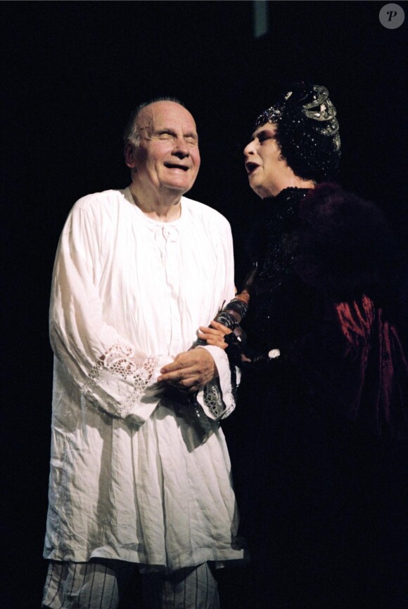 Michel Bouquet sur scène dans Le Roi se meurt en 2004