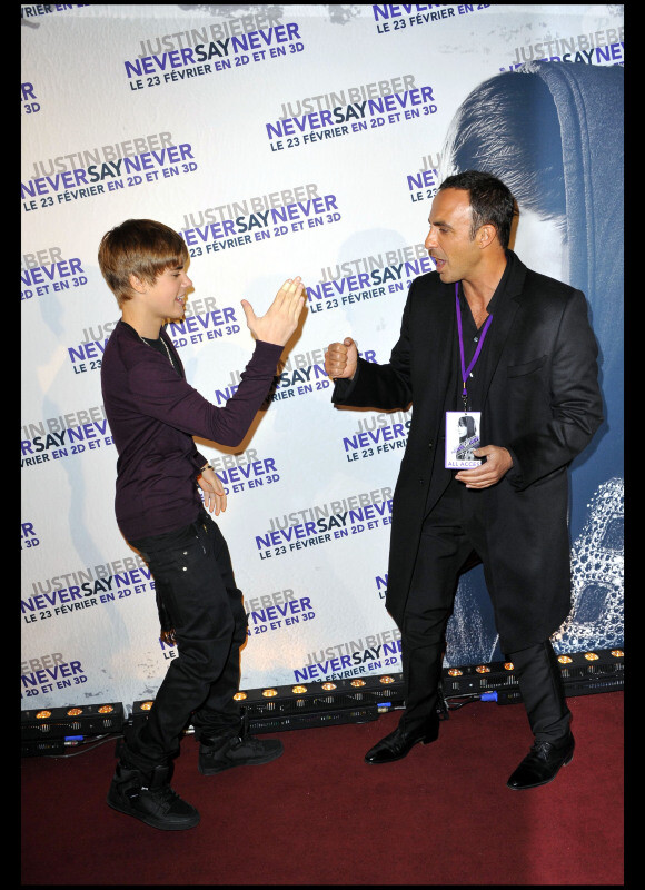 Nikos est aux côtés de Justin Bieber à la première de son film Never Say Never, présenté au Grand Rex, à Paris, le 17 février 2011.