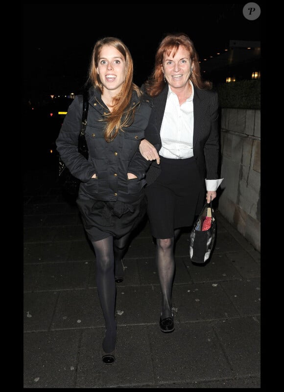 La princesse Beatrice et sa mère Sarah Ferguson à Londres le 15 février 2011