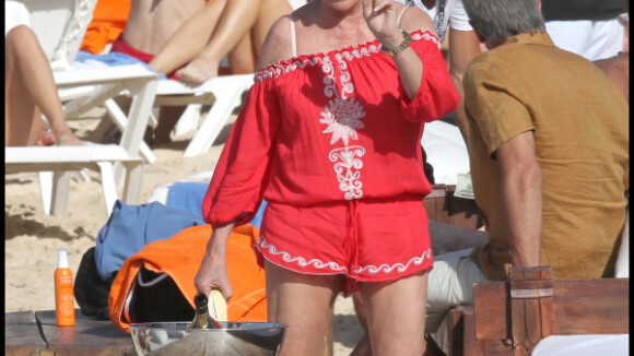 Ivana Trump : Courtement vêtue à 62 ans, elle se dévoile sous le soleil !