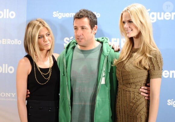 Jennifer Aniston et Brooklyn Decker entourent Adam Sandler lors du photocall madrilène du film Le Mytho. Le 22 février 2011