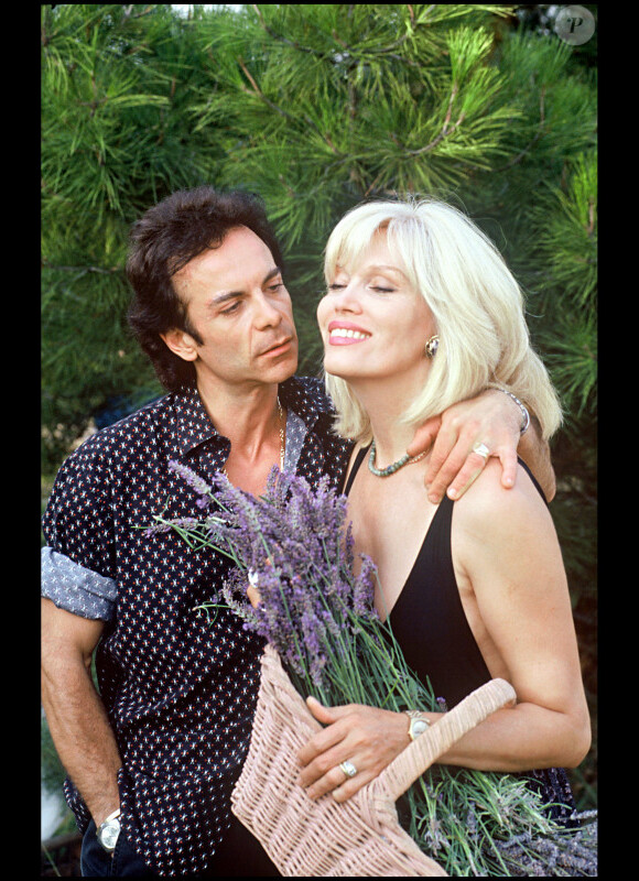 Amanda Lear et son ex-époux Alain Philippe Malagnac en 1991 dans leur maison en Provence 