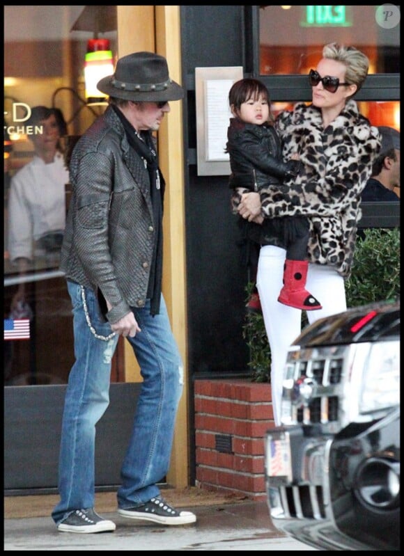 Johnny Hallyday, son épouse Laeticia, leurs deux princesses Jade et Joy et... mamie Rock à LA le 15 février 2010