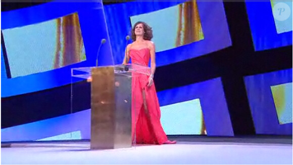 Valérie Lemercier est en charge de remettre le prix du Meilleur acteur, lors de la 36e nuit des César, vendredi 25 février 2011.