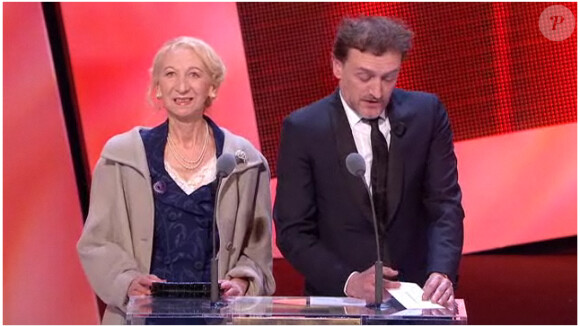 Jean-Paul Rouve est venu avec sa maman pour remettre le prix du Meilleur documentaire, lors de la 36e nuit des César, vendredi 25 février 2011.