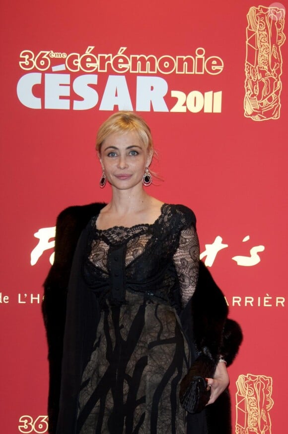 Emmanuelle Béart arrive au gala organisé au restaurant le Fouquet's à Paris, le 25 février 2011.