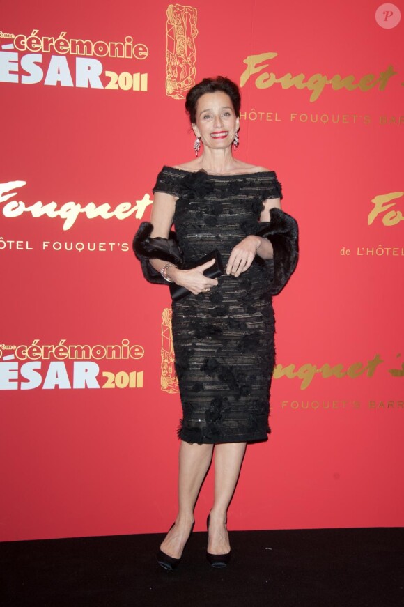 Kristin Scott Thomas arrive au gala organisé au restaurant le Fouquet's à Paris, le 25 février 2011.