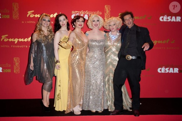 L'équipe du film Tournée arrive au gala organisé au restaurant le Fouquet's à Paris, le 25 février 2011.