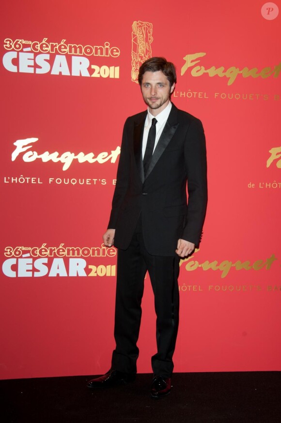 Raphaël Personnaz arrive au gala organisé au restaurant le Fouquet's à Paris, le 25 février 2011.