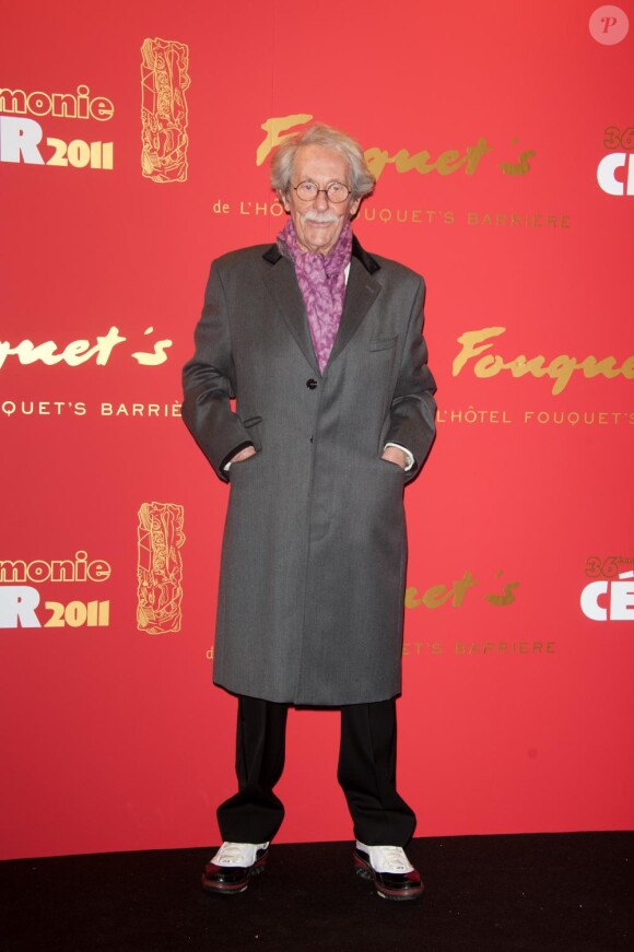 Jean Rochefort arrive au gala organisé au restaurant le Fouquet's à Paris, le 25 février 2011.
