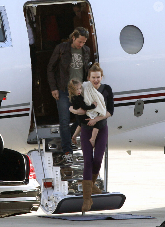 Nicole Kidman, son mari Keith Urban et leurs filles Sunday Rose et Faith Margaret, à l'aéroport de Los Angeles le 15 février 2011