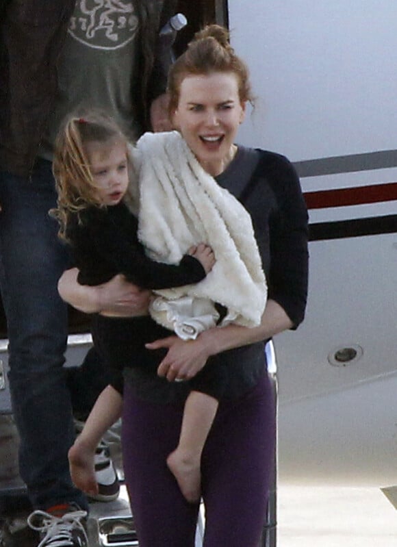 Nicole Kidman, son mari Keith Urban et leurs filles Sunday Rose et Faith Margaret, à l'aéroport de Los Angeles le 15 février 2011