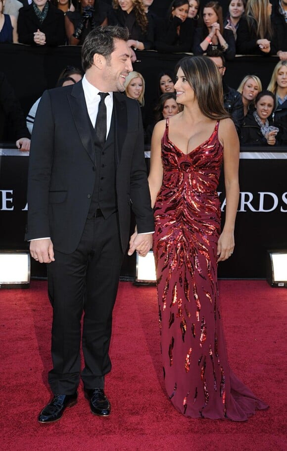 Penélope Cruz et Javier Bardem plus amoureux que jamais sur le tapis rouge des Oscars le 27 février 2011 à Los Angeles