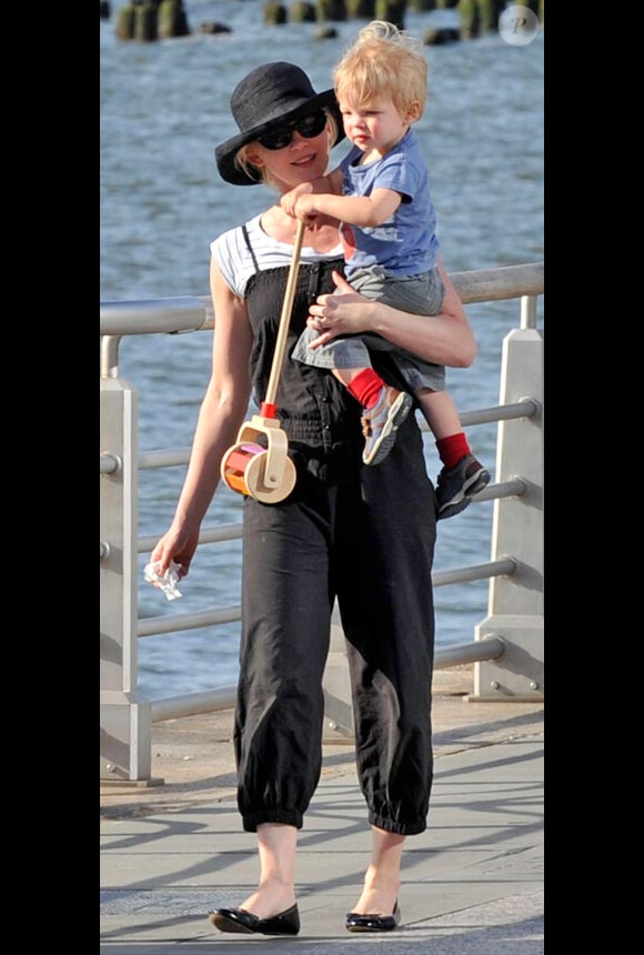 Gretchen Mol et son fils Ptolemy à New York en avril 2009