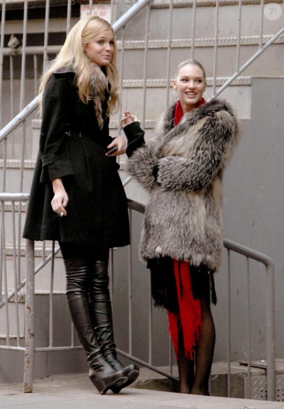 Candice Swanepoel et Lily Aldridge à New York, le 1er mars 2011.