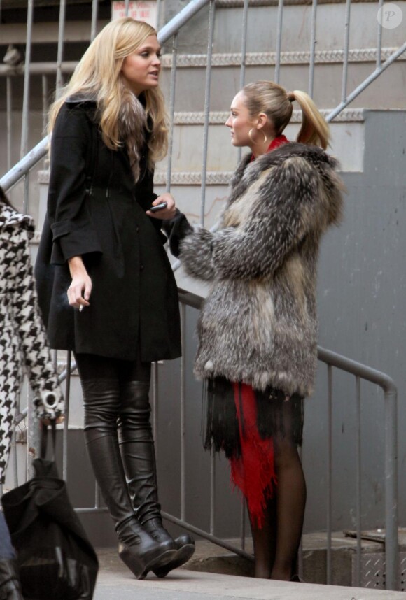 Candice Swanepoel et Lily Aldridge à New York, le 1er mars 2011.
