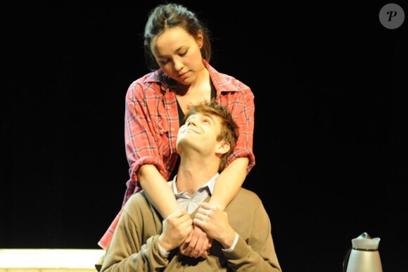Robin Causse et Déborah Grall jouent dans la pièce Les Frères du bled de Christophe Botti sur les planches du Vingtième Théâtre à Paris le 1er mars 2011
