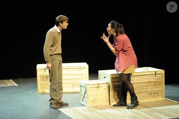 Robin Causse et Déborah Grall jouent dans la pièce Les Frères du bled de Christophe Botti sur les planches du Vingtième Théâtre à Paris le 1er mars 2011
