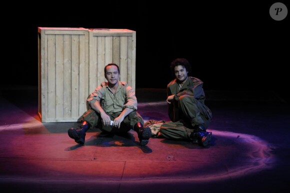 Les acteurs dans la pièce Les Frères du bled de Christophe Botti sur les planches du Vingtième Théâtre à Paris le 1er mars 2011
