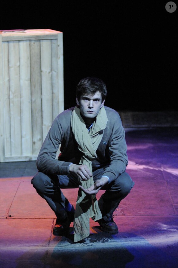 Robin Causse jouent dans la pièce Les Frères du bled de Christophe Botti sur les planches du Vingtième Théâtre à Paris le 1er mars 2011
