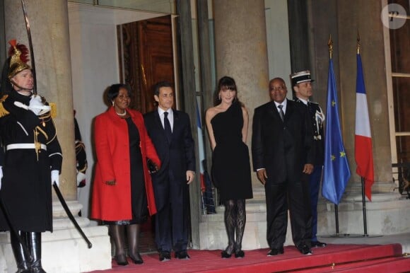 Le président Nicolas Sarkozy, son épouse Carla Bruni, le président Jacob Zuma et son épouse Lady Tobeka Madibaprior lors du dîner avec l'invité d'honneur le président d'Afrique du sud, à l'Elysée le 2 mars 2011 à Paris
 