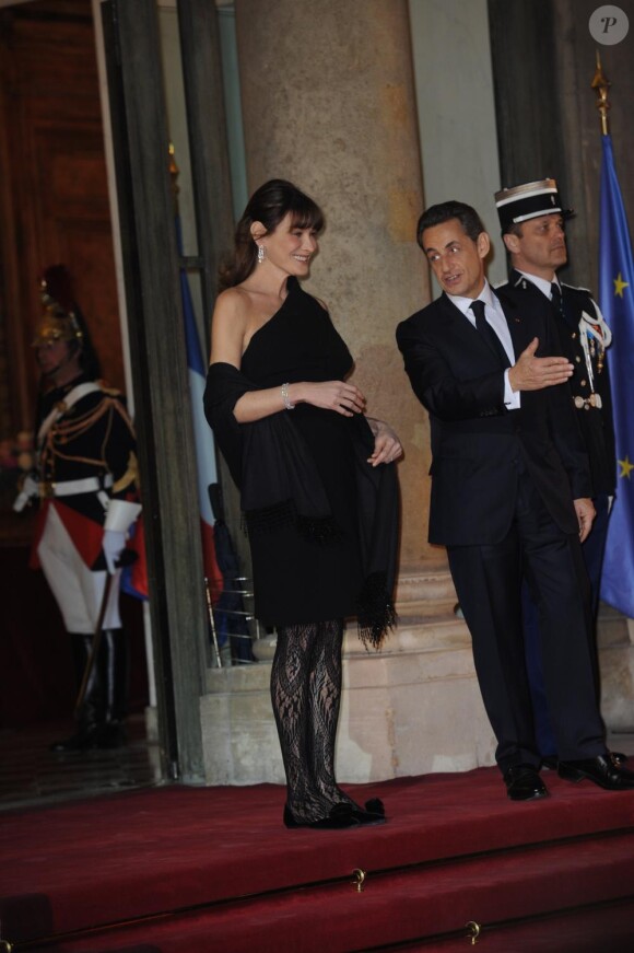 Carla Bruni et Nicolas Sarkozy lors du dîner avec l'invité d'honneur le président d'Afrique du sud, à l'Elysée le 2 mars 2011 à Paris
 