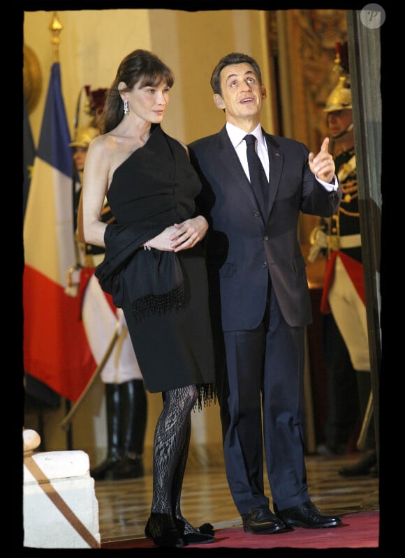 Nicolas Sarkozy et Carla Bruni lors du dîner d'état au Palais de l'Elysée en l'honneur du président de la rébublique d'Afrique du sud le 2 mars 2011 à Paris