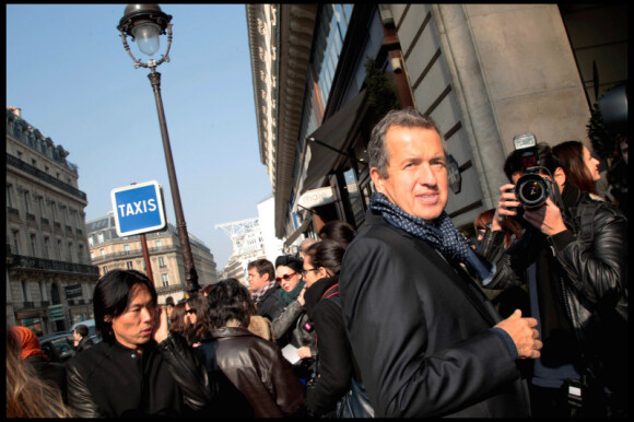 Mario Testino arrive au défilé Balmain durant la Fashion Week de Paris, le 3 mars 2011.