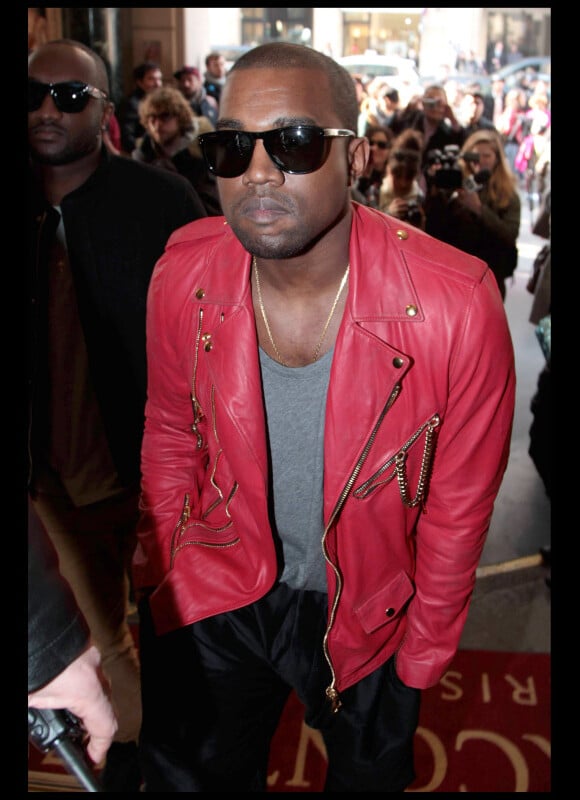 Kanye West arrive au défilé Balmain durant la Fashion Week de Paris, le 3 mars 2011.