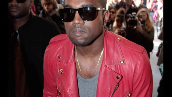 Kanye West fait son Michael Jackson face à Mademoiselle Agnès rouge de plaisir !
