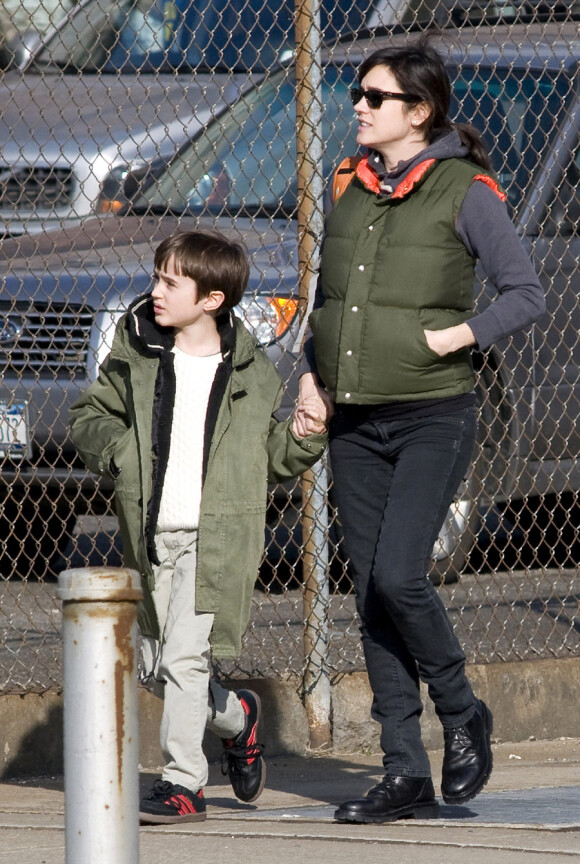Jennifer Connelly, enceinte, va chercher son fils Stellan à l'école le 4 mars 2011 à New York